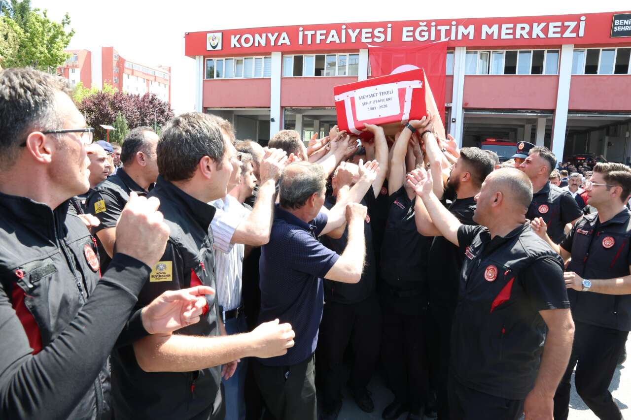 Konya şehidine ağladı! İtfaiyeci Mehmet Tekeli gözyaşlarıyla toprağa verildi 11